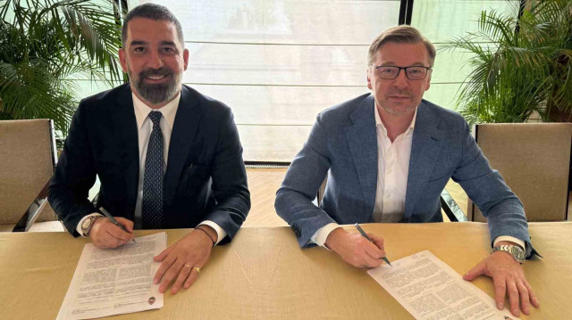 L'entraineur Arda Turan signant son contrat au Shakhtar Donetsk, le 28 mai 2025.