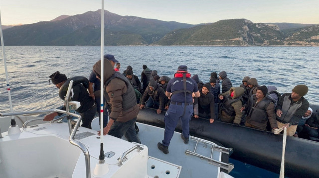 Kuşadası açıklarında Sahil Güvenlik ekipleri, deniz üzerinde bir lastik botta düzensiz göçmenlerin bulunduğu ihbarı üzerine harekete geçti.