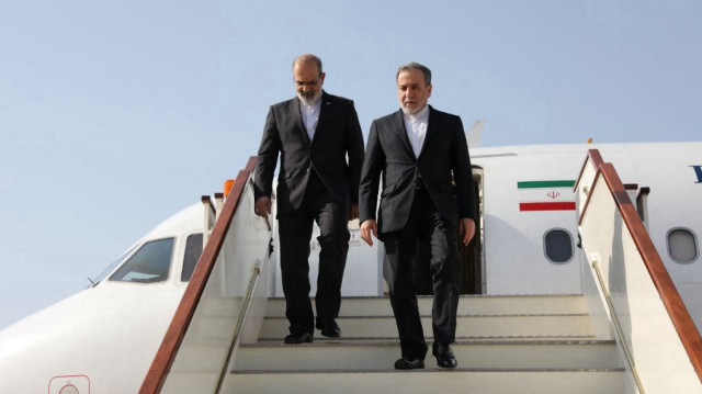 Cette photo fournie par le ministère iranien des Affaires étrangères montre le ministre iranien des Affaires étrangères Abbas Araghchi (à droite) descendant les escaliers de son avion à son arrivée à Mascate le 25 avril 2025.