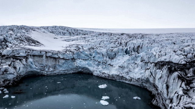 Une étude révèle que le glacier Kohler Est détourne le flux glaciaire de son voisin Kohler Ouest, une conséquence directe du changement climatique.