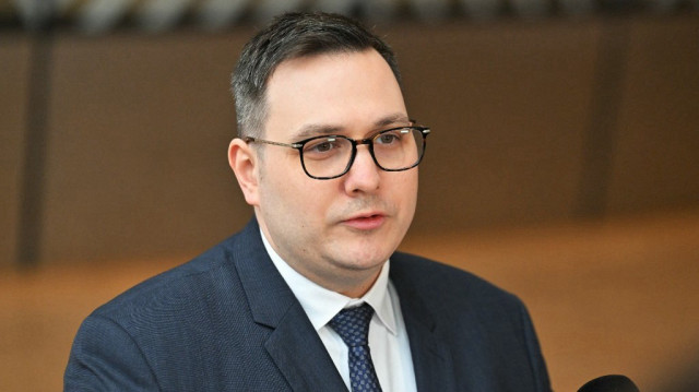 Le ministre tchèque des Affaires étrangères Jan Lipavsky s'adresse aux médias avant la conférence de Bruxelles IX "Aux côtés de la Syrie : répondre aux besoins d'une transition réussie", au bâtiment Europa à Bruxelles le 17 mars 2025.