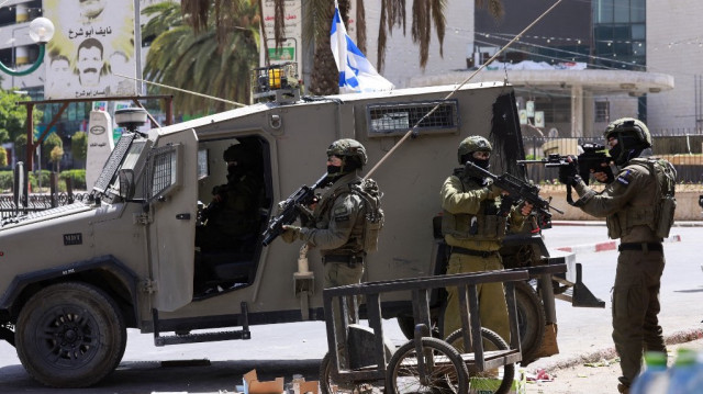 Des soldats de l'armée israélienne prennent position lors d'un raid au cœur de la ville palestinienne de Naplouse, en Palestine occupée, le 27 mai 2025.