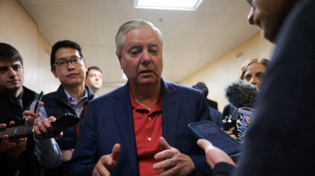Le sénateur Lindsey Graham (R-SC) s'adresse aux médias à l'extérieur du métro du Sénat avant de voter au Capitole, le 3 mars 2025 à Washington, DC. Le Sénat a confirmé Linda McMahon au poste de ministre de l'éducation par un vote à 51-45.