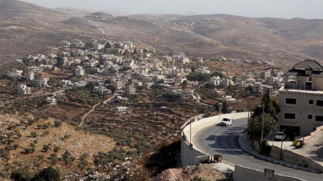 مستوطنون إسرائيليون يقيمون خيمة وكرافانا على أرض فلسطينية بالضفة