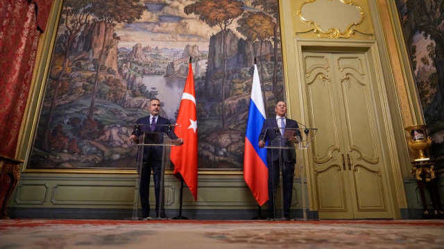 Le ministre russe des Affaires étrangères, Sergei Lavrov, et son homologue turc, Hakan Fidan, donnent une conférence de presse commune à l'issue de leurs entretiens à Moscou, le 27 mai 2025.