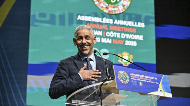 Le Mauritanien Sidi Ould Tah réagit après avoir été élu nouveau président du groupe de la Banque africaine de développement à Abidjan, le 29 mai 2025.