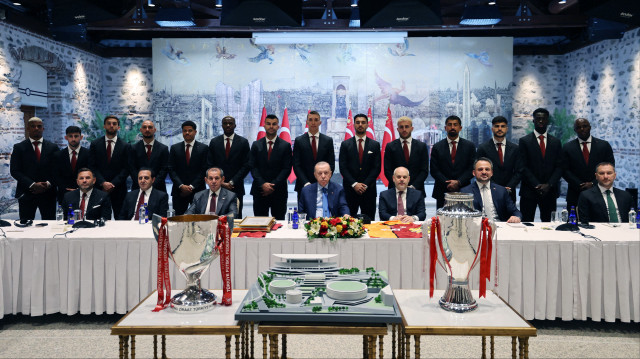 Cumhurbaşkanı Recep Tayyip Erdoğan, Galatasaray futbol takımı oyuncularını ve teknik heyeti, Cumhurbaşkanlığı Dolmabahçe Çalışma Ofisi'nde kabul etti.