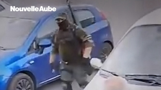 Un homme en treillis militaire sur le parking de la mosquée de Thyez, en Haute-Savoie, le 24 mai 2025.