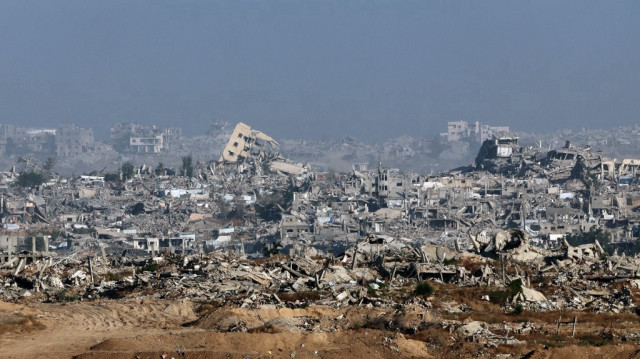 Cette photo prise du côté israélien de la frontière avec la bande de Gaza montre des bâtiments détruits dans le secteur nord du territoire palestinien assiégé, le 29 mai 2025.