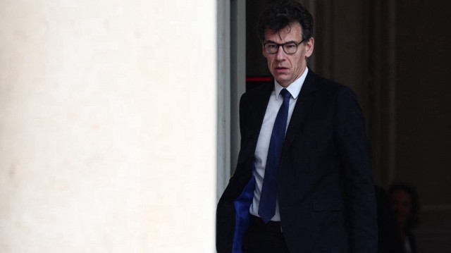 Le ministre français de l’Enseignement supérieur et de la Recherche, Philippe Baptiste, quitte le palais présidentiel de l’Élysée à Paris après avoir assisté au conseil des ministres hebdomadaire, le 15 mai 2025.