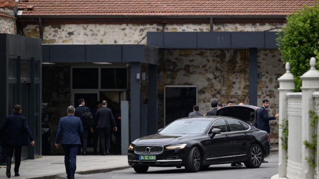 Un convoi arrive alors que les délégués ukrainiens, américains et russes se réunissent pour des pourparlers de paix entre l'Ukraine et la Russie au bureau du président turc dans le palais de Dolmabahce, à Istanbul, le 16 mai 2025.