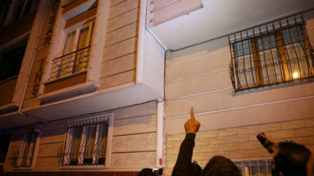 Cebeci Mahallesi 1. Cebeci Caddesi'ndeki bir eve ait bahçenin duvarında 23 Nisan'da, Marmara Denizi Silivri açıklarında meydana gelen 6,2 büyüklüğündeki depremin ardından çatlaklar oluştu.