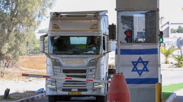 Un camion transportant de l'aide humanitaire traverse le point de passage de Kerem Shalom entre le sud d'Israël et la bande de Gaza, le 29 mai 2025.