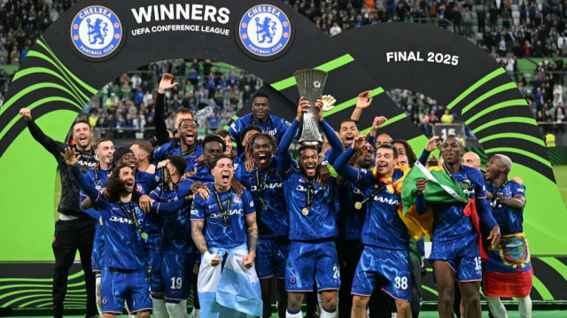 Le défenseur anglais de Chelsea, Reece James, soulève le trophée tandis que les joueurs de Chelsea célèbrent leur victoire après la finale de la Ligue Conférence de l'UEFA entre le Real Betis et Chelsea FC, à Wroclaw, le 28 mai 2025.