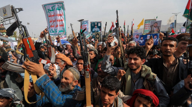Des Yéménites armés scandent des slogans lors d'un rassemblement de solidarité avec les Palestiniens et la bande de Gaza et de condamnation d'Israël et des États-Unis, à Sanaa, la capitale dirigée par les Houthis, le 23 mai 2025.