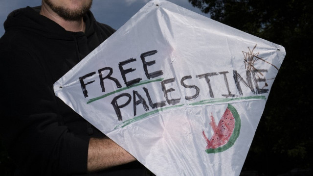 Un homme fait voler un cerf-volant lors d’un rassemblement "Global Palestine Kite Day" pour montrer sa solidarité avec les Palestiniens à Philadelphie, le 25 mai 2025.