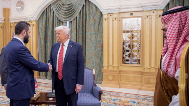 Une photo fournie par le palais royal saoudien montre le prince héritier saoudien Mohammed ben Salmane (à droite) observant le président américain Donald Trump (au centre) serrer la main du président par intérim syrien Ahmed al-Sharaa à Riyad, le 14 mai 2025.