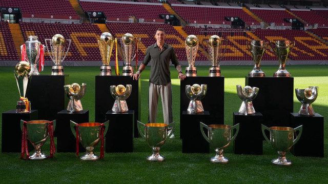 Fernando Muslera kazandığı kupalarla poz verdi.