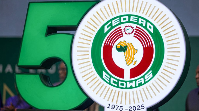 Panneau célébrant le 50e anniversaire de la CEDEAO à Accra, le 22 avril 2025.
