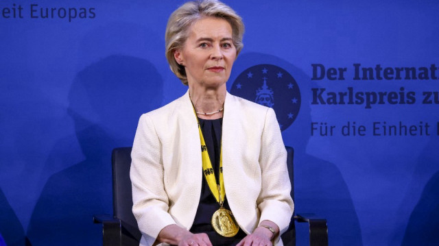 La présidente de la Commission européenne, Ursula Von der Leyen, est photographiée portant sa médaille après avoir reçu le Prix international Charlemagne d'Aix-la-Chapelle 2025 (Karlspreis) le 29 mai 2025 à Aix-la-Chapelle, dans l'ouest de l'Allemagne.