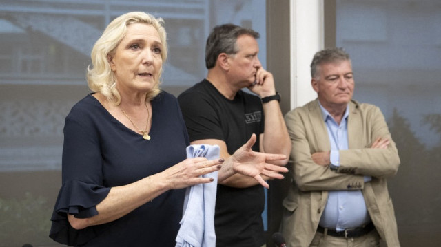 La présidente du groupe parlementaire du Rassemblement national (RN), Marine Le Pen (à gauche), aux côtés du vice-président du RN et maire de Perpignan Louis Aliot (au centre) et du député européen Christophe Bay, s'adresse à la presse avant de rencontrer la délégation du Front de libération nationale kanak socialiste (FLNKS) au Congrès de Nouvelle-Calédonie à Nouméa, dans la collectivité d'outre-mer française de Nouvelle-Calédonie, le 29 mai 2025.