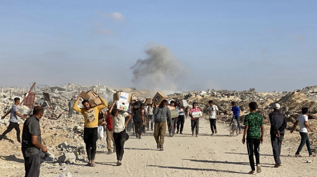 Des Palestiniens déplacés reçoivent des paquets de nourriture d'une fondation soutenue par les États-Unis qui s'est engagée à distribuer de l'aide humanitaire à Rafah, dans le sud de la bande de Gaza, le 27 mai 2025.