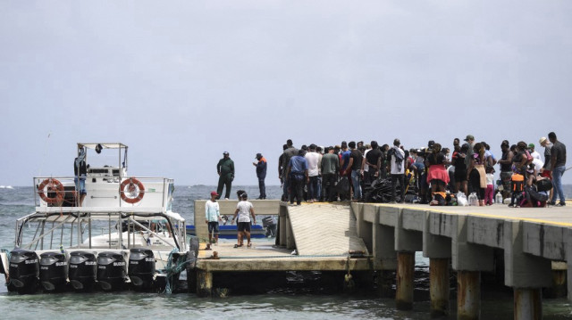 Des migrants originaires d'Haïti, de Cuba et de plusieurs pays africains arrivent à Capurgana pour tenter de passer illégalement au Panama dans le golfe des Caraïbes d'Uraba, au nord-ouest de la Colombie, le 4 février 2021.