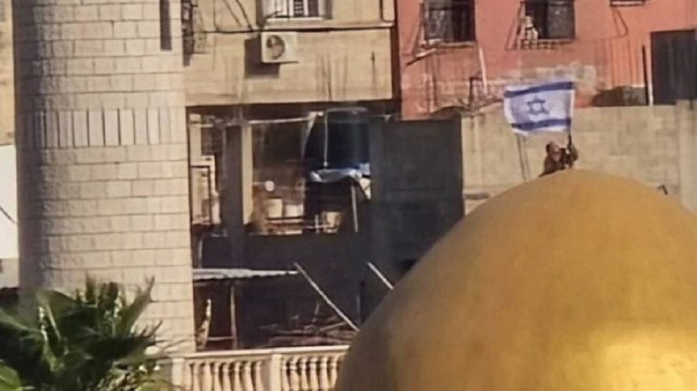 جنود يرفعون علم الاحتلال على مسجد بمخيم نور شمس بالضفة الغربية