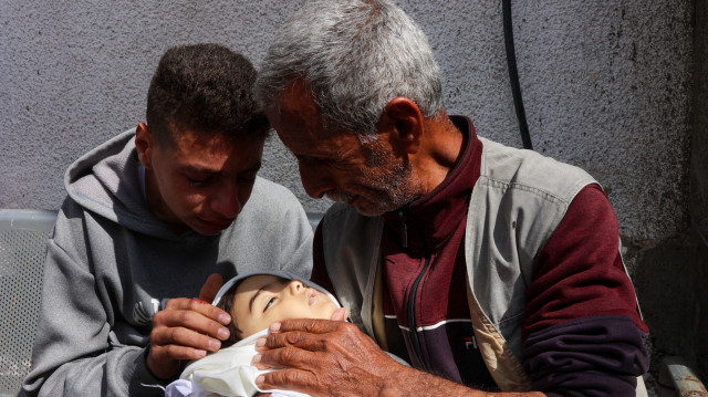 Les Palestiniens pleurent le corps enveloppé d'un enfant, qui a été tué lors d'une frappe israélienne plus tôt dans la rue Al-Jalaa, à l'hôpital Al-Shifa dans la ville de Gaza, dans le centre de la bande de Gaza, le 28 avril 2025.