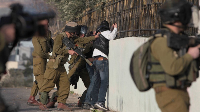 الضفة.. الاحتلال الإسرائيلي يعتقل شابين فلسطينيين في نابلس وطوباس