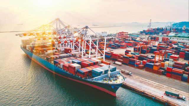 Otomotiv, en çok ihracat yapan sektörler sıralamasında 3 milyar 145 milyon dolarla nisan ayında da liderliğini korudu. Kimyevi maddeler 2 milyar 615 milyon dolarla ikinci, elektrik elektronik 1 milyar 382,4 milyon dolarla üçüncü sırada yer aldı. Nisan ayında ihracatını en fazla artıran sektör, yüzde 60,5 ile gemi, yat ve hizmetleri oldu.