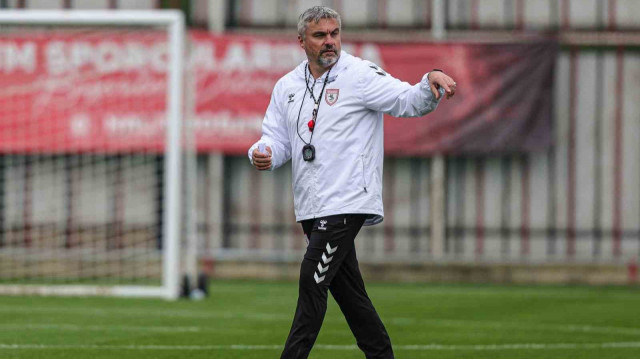 Thomas Reis, düzenlenen basın toplantısında açıklamalarda bulundu.