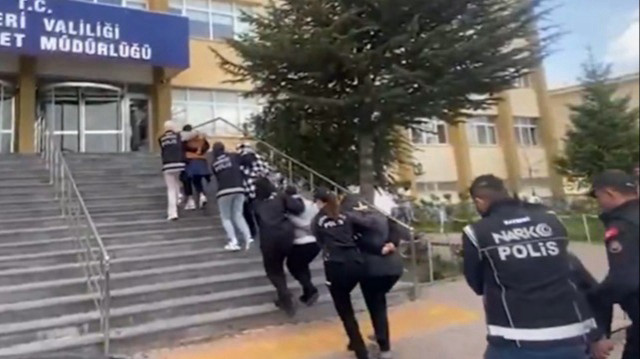 Kayseri'de uyuşturucu ticareti yapanlara yönelik operasyonda 27 şüpheli, gözaltına alındı.