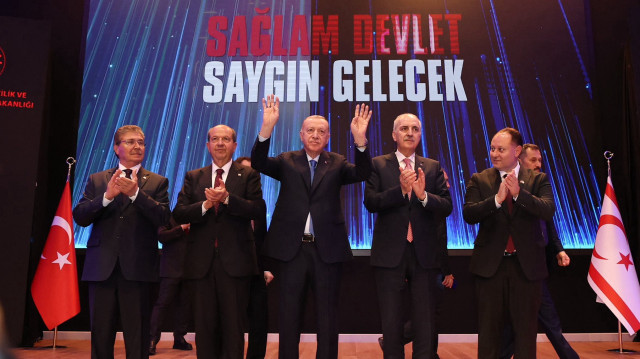 Le président turc Recep Tayyip Erdoğan a pris la parole lors de la cérémonie d'ouverture du complexe présidentiel de la RTCN. Erdoğan a déclaré : "En tant qu'homme d'État ayant passé près de 50 ans de sa vie en politique, nos partis politiques et nos origines peuvent être différents. Notre dénominateur commun et les objectifs qui nous unissent sont les mêmes. Même si nos noms sont différents, lorsqu'il s'agit de la cause chypriote, notre nom de famille est TRNC."