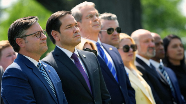 (De gauche à droite) le président de la Chambre des représentants Mike Johnson (R-LA), le secrétaire d'État Marco Rubio, le secrétaire au Trésor Scott Bessent, le secrétaire à la Défense Pete Hegseth, le procureur général Pam Bondi et d'autres représentants de l'administration assistent à la Journée nationale de la prière organisée par le président Donald Trump dans le Rose Garden de la Maison Blanche le 1er mai 2025 à Washington, DC. La Journée nationale de la prière est une manifestation reconnue par le Congrès qui invite les personnes de toutes confessions à participer à une journée de prière et de réflexion.