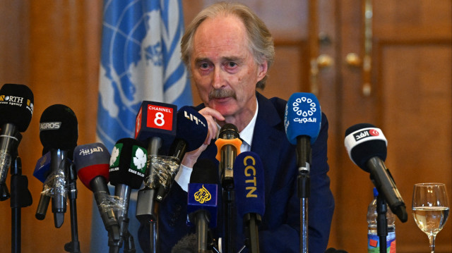 L'envoyé spécial des Nations unies pour la Syrie, Geir Otto Pedersen, fait une pause lors d'une conférence de presse à Damas le 22 janvier 2025.