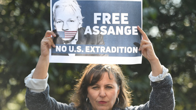 L'eurodéputée espagnole Ana Miranda Paz tient une pancarte appelant à la liberté du fondateur de WikiLeaks Julian Assange à la prison de Belmarsh à Londres le 15 avril 2019, où Assange est placé en détention provisoire en attendant sa condamnation pour avoir enfreint les conditions de sa caution britannique en 2012 en se réfugiant dans l'ambassade équatorienne pour éviter l'extradition vers la Suède et en se préparant à combattre un mandat d'extradition américain lié à la publication par WikiLeaks d'une énorme cache de documents officiels.