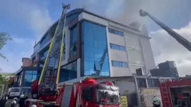 Esenyurt'ta bulunan 3 katlı tekstik fabrikasında yangın çıktı.