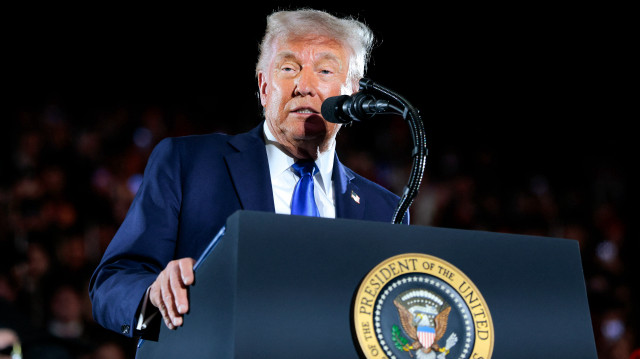 Le président américain Donald Trump prononce un discours devant les étudiants diplômés au Coleman Coliseum de l'Université de l'Alabama le 01 mai 2025 à Tuscaloosa, en Alabama. L'allocution de Donald Trump intervient la veille de la cérémonie de remise des diplômes. 