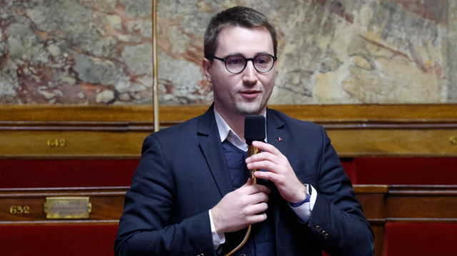 Le député français du groupe La France Insoumise (LFI) et de la coalition de gauche NUPES Antoine Leaument s'exprime lors d'un débat appelé par le parti de droite Les Républicains pour proposer une décision appelant les autorités françaises à retirer l'accord franco-algérien du 27 décembre 1968, à l'Assemblée nationale à Paris, le 7 décembre 2023. Le 7 décembre 2023, l'Assemblée nationale française a rejeté un texte remettant en cause l'accord franco-algérien de 1968, qui accorde un statut particulier aux Algériens en matière de circulation, avant de lancer l'examen d'une réforme constitutionnelle également proposée par les députés LR, déterminés à accroître la pression sur le parti présidentiel en matière d'immigration.