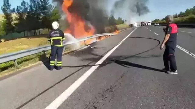 Şanlıurfa'da akaryakıt yüklü tanker şarampole devrildi.