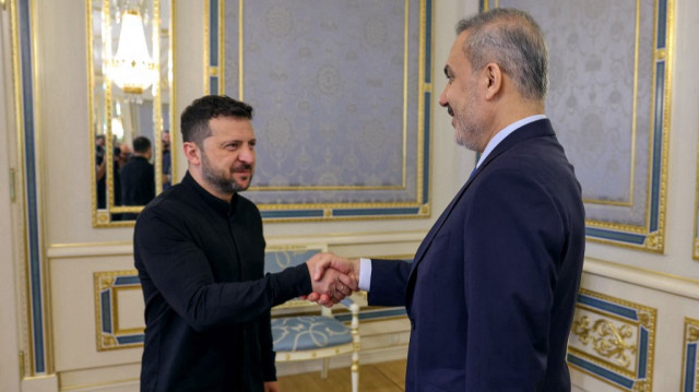 Cette photo prise et diffusée par le service de presse du ministère turc des Affaires étrangères montre le président ukrainien Volodymyr Zelensky (à gauche) serrant la main du ministre turc des Affaires étrangères Hakan Fidan (à droite) lors de leur rencontre à Kiev le 30 mai 2025, dans le contexte de l'invasion russe en Ukraine.
