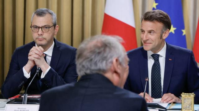 Le président français Emmanuel Macron (à droite) assiste avec le secrétaire général de la présidence française Alexis Kohler au Conseil de planification écologique à l'Élysée, à Paris, le 31 mars 2025.