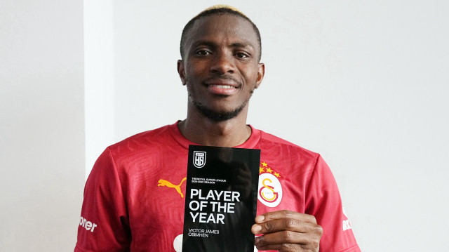 Victor Osimhen, "Yılın En İyi Futbolcusu" ödülüyle poz verdi.