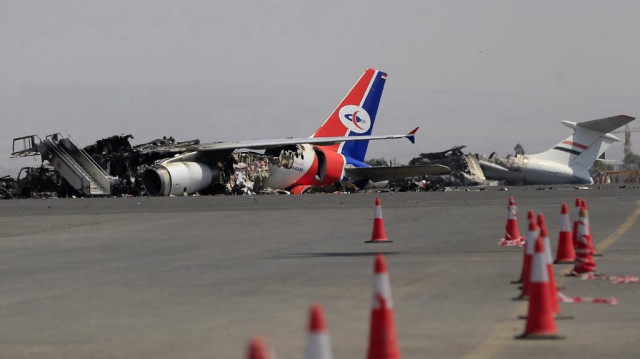 Des avions détruits gisent sur le tarmac de l'aéroport international de Sanaa le 29 mai 2025, à la suite d'une attaque militaire israélienne. Des frappes aériennes israéliennes ont fait exploser le dernier avion de l'aéroport international du Yémen, ont déclaré Israël et un responsable yéménite le 28 mai, quelques semaines après qu'une attaque précédente ait infligé des dommages importants.