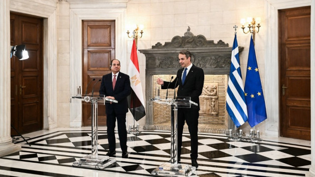 Le Premier ministre grec Kyriakos Mitsotakis (à droite) et le président égyptien Abdel Fattah El-Sisi (à gauche) tiennent une conférence de presse conjointe à l'issue de leur rencontre dans le cadre d'une visite à Athènes le 7 mai 2025.