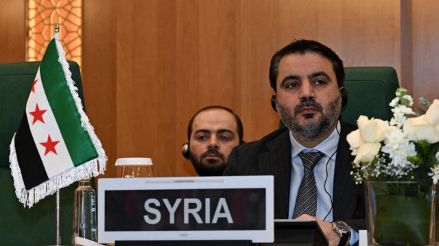Le ministre des Affaires étrangères de la Syrie, Asaad al-Shibani, assiste à une session extraordinaire du Conseil des ministres des Affaires étrangères des États membres de l'Organisation de la coopération islamique (OCI) à Djeddah, le 7 mars 2025. 