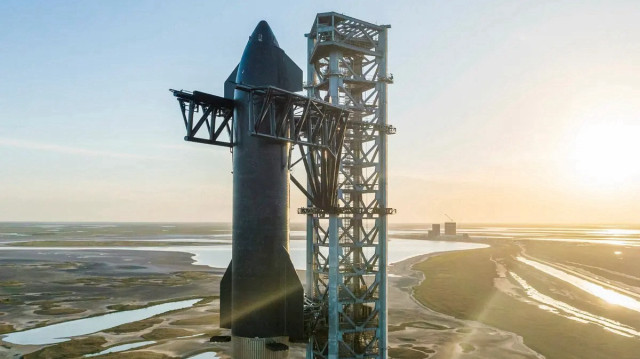 Hа этом снимке, предоставленном SpaceX, изображена гигантская ракета SpaceX Starship, стоящая на стартовой площадке в Техасе.