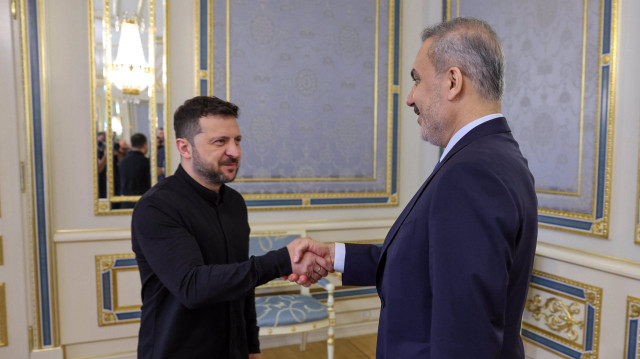 Глава МИД Турции Хакан Фидан и президент Украины Владимир Зеленский