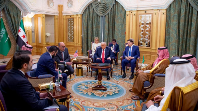 Une photo fournie par le palais royal saoudien montre le président américain Donald Trump (au centre), le secrétaire d'État Marco Rubio (à droite), le président par intérim syrien Ahmed al-Sharaa (deuxième à gauche), le ministre syrien des Affaires étrangères Asaad al-Shaibani (à gauche) et le prince héritier saoudien Mohammed ben Salmane (à droite) lors d'une réunion à Riyad le 14 mai 2025.